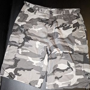 Men's Distressed Camo Designed Cargo Shorts Size 42 (Brand by Regal Wear)
